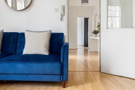 2 bedroom flat to rent - Photo 2