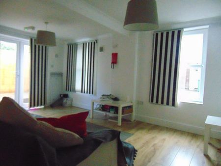 3 bedroom ground floor flat to rent - Photo 2