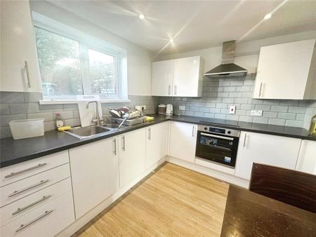 1 bedroom in a house share to rent - Photo 2