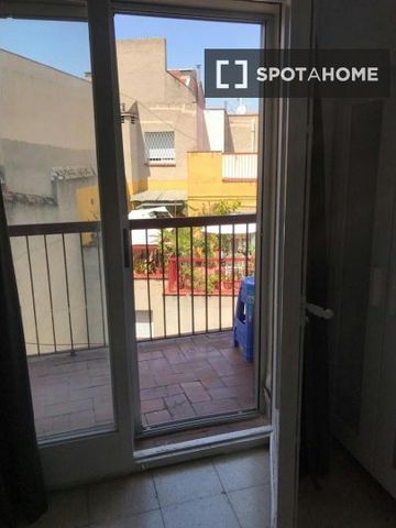 barcelona, Catalonia 08002 - Photo 3