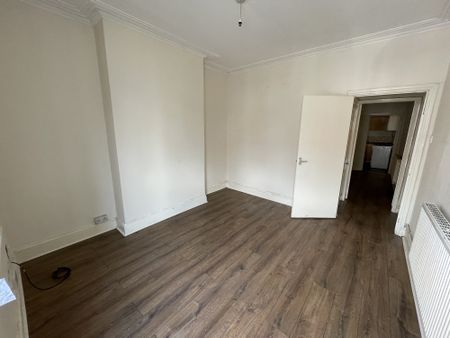 *** TWO DOUBLE BEDROOMS ****DINING ROOM*** FRONT RECEPTION ROOM *****FITTED KITCHEN***FAMILY BATHROOM***GARDEN*** CENTRAL HEATING ***DOUBLE GLAZED*** . - Photo 2