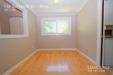 Fresh Main Floor Unit in Desirable LaSalle Neighborhood! - Photo 4