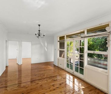 LOCATION, LOCATION! - Photo 5