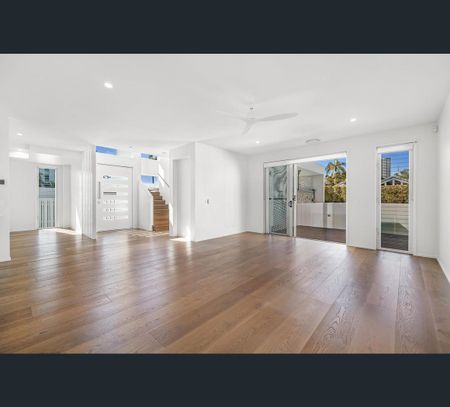 22 Norfolk Avenue, Surfers Paradise, Qld 4217 - Photo 3