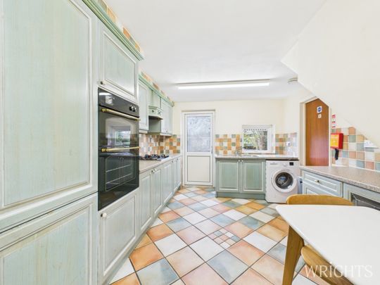 4 bedroom Mid Terraced House - Bishops Rise, Hatfield - Photo 1