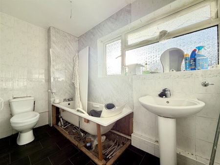 3 Bedroom House - Mid Terrace To Let - Photo 4