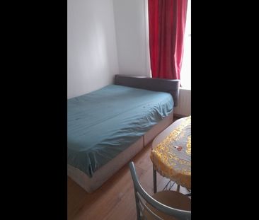 3 Bed Flat, London, E11 - Photo 2