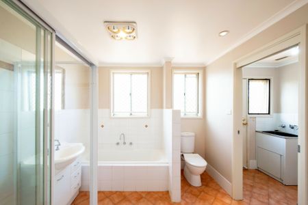 Three Bedroom Family Home - Photo 2