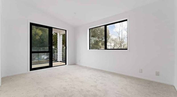 Modern 1 Bedroom Townhouse with Access to Park - Photo 1