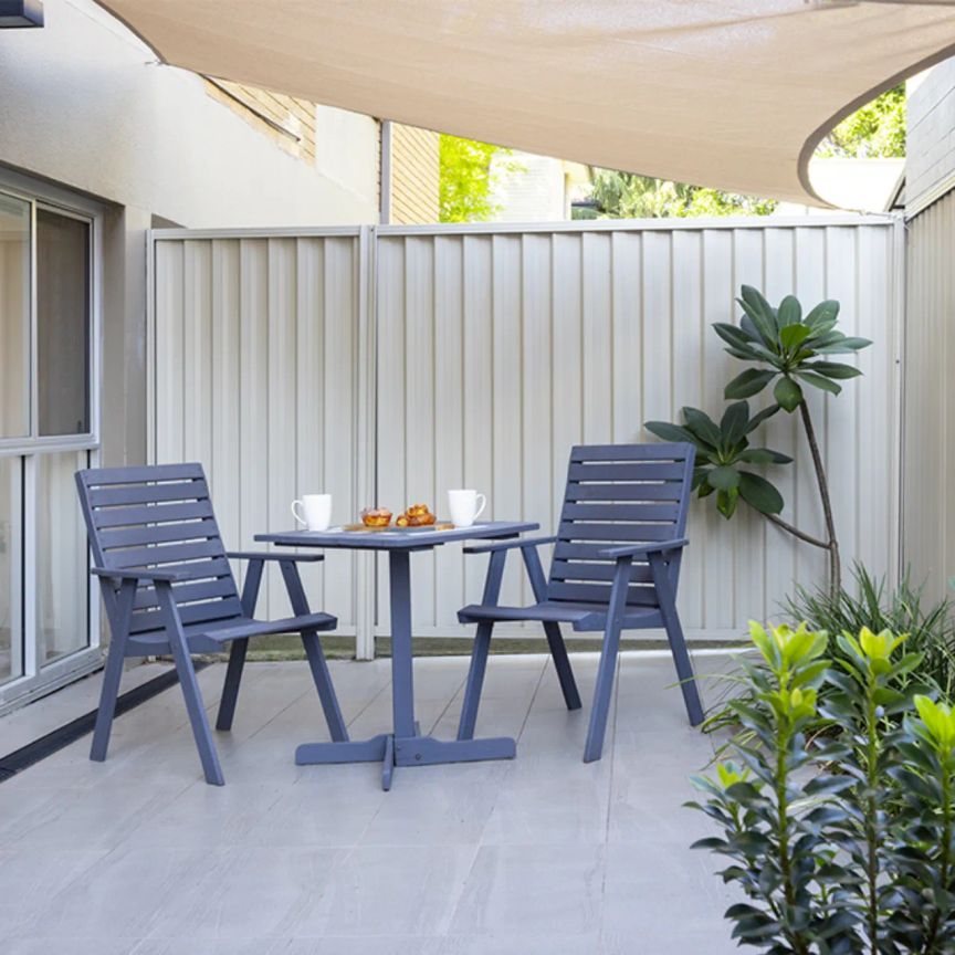 Spacious studio with parking and courtyard. - Photo 1