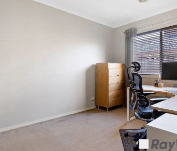 MODERN FAMILY ELEGANCE IN A PREMIUM NARRE WARREN SOUTH LOCALE! - Photo 2