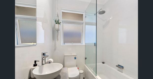 Sun-drenched One Bedroom Apartment in South Cronulla - Photo 1
