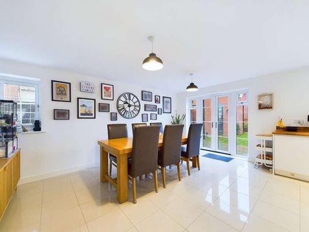 Trinity Circle, High Wycombe, Buckinghamshire, HP11 - Photo 5