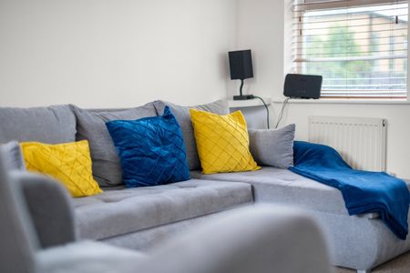 3 Bed Detached House, Drakeway, RG2 - Photo 2