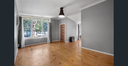 MODERN THREE BEDROOM HOME - CONVENIENT LOCATION - Photo 3