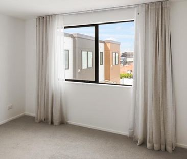 Modern townhouse in a prime location! - Photo 1