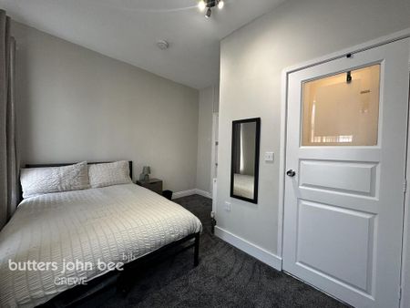 1 bedroom in a house share to rent - Photo 5