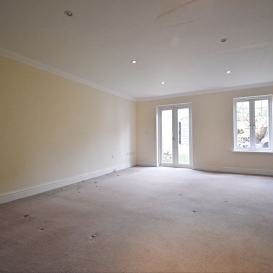 Reading Road, Basingstoke - Photo 1