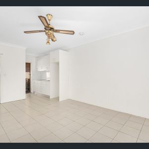 retirement village, Beautiful Studio , Applicant MUST be over 50 - Photo 2