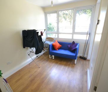 1 bedroom in a flat share to rent - Photo 3