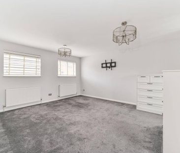 4 bedroom end of terrace house to rent - Photo 3