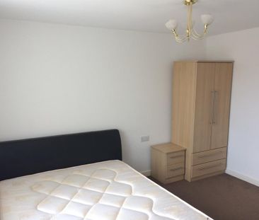 4 bedroom end of terrace house to rent - Photo 5