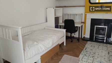 Room for rent in 4-bedroom house in Rathcoole, Dublin - Photo 4
