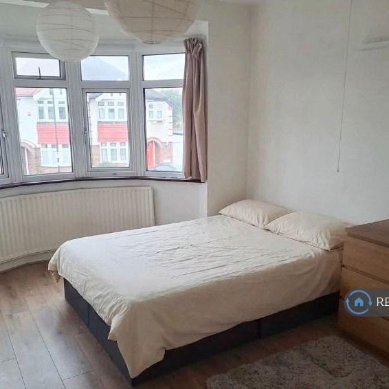 1 bedroom in a house share to rent - Photo 1