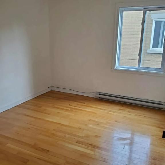 3 1/2 IMMEDIATE - RENOVE - VILLE ST LAURENT - PRES DU REM - Photo 1