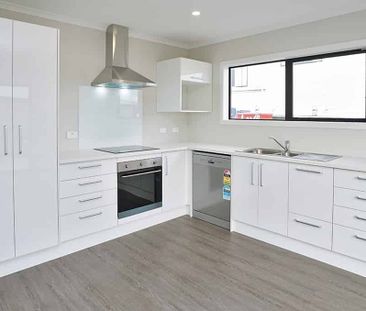 Modern townhouse in Enderley - Photo 1