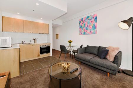 Cozy studio near Flagstaff train station - Photo 2