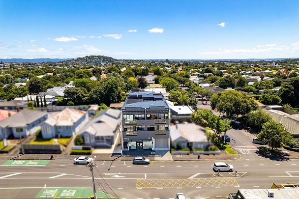 Stylish Mt Eden 2BR Apt with Parking! - Photo 1