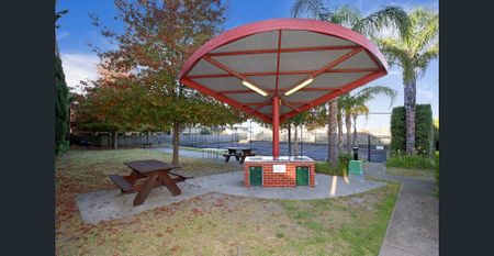 RESORT-STYLE LIVING IN SOUGHT-AFTER FAIRFIELD VIEWS. - Photo 2