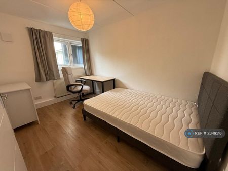 3 bedroom flat to rent - Photo 3