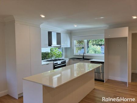 Beautifully Renovated & Decorated Classic 1950's Cottage in Bowral - Photo 3