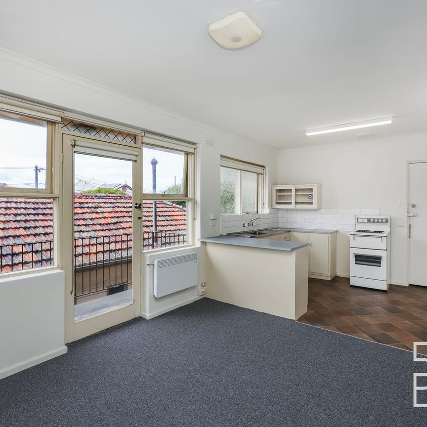 Bright 1st Floor Apartment - Photo 1