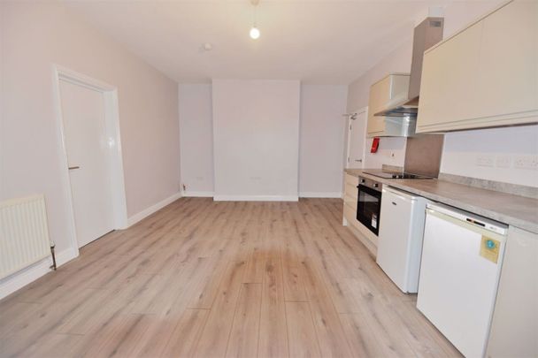 2 bedroom Flat in Springwood Road Flat 10, Leeds - Photo 1