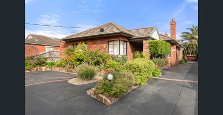 EXPANSIVE FAMILY LIVING – EXCELLENT LOCATION! - Photo 4