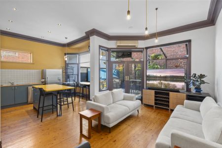 Fully Furnished Three-Bedroom Home in Prime Richmond Location! - Photo 2