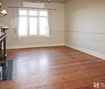 Character home on 1 acre! - Photo 1