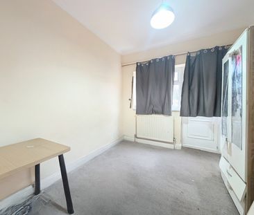 2 Bed Flat, Durnsford Road, SW19 - Photo 2