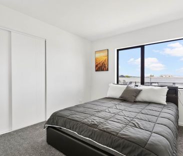 Magnificent in Manurewa - Photo 5