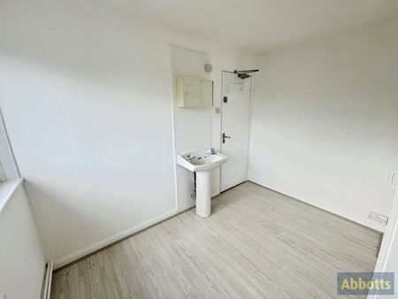 Long Riding, Basildon - Photo 3