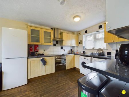 1 bedroom in a house share to rent - Photo 4