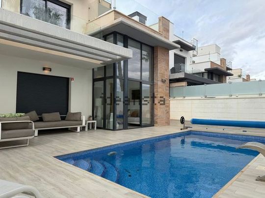 Alquiler de casa o chalet independiente en Calle Cabo de Peñas, 26 - Photo 1