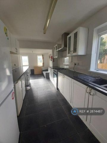 5 bedroom semi-detached house to rent - Photo 5