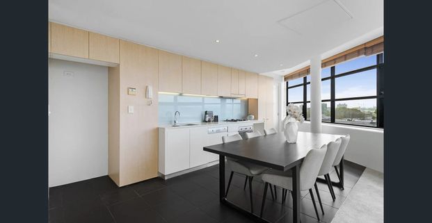 Sun-Drenched North-East Facing Apartment Overlooking Royal Randwick Racecourse, Heated Pool - Photo 1