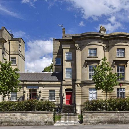 A two bedroom apartment to rent in this delightful Georgian building in the centre of Reading with an allocated parking space. - Photo 3