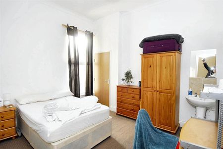 3 bedroom flat to rent - Photo 3