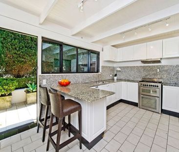 Spacious & Stylish Parkfront Family Home With Garden & Double Parking! - Photo 3